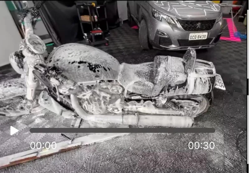 Moto coberta de espuma durante a lavagem detalhada na RS Auto Care
